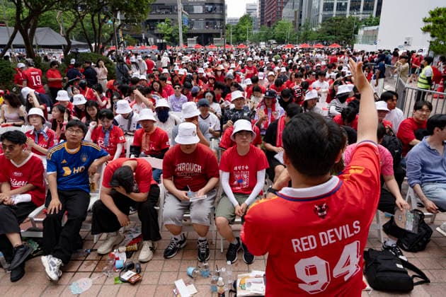 Hundreds Of South Korean Fans Cheer During World Cup Match Against Mexico Hundreds of South Korean football fans gather at KIS Square in front of Korea Investment & Securities headquarters in Yeouido, Seoul, South Korea, on June 19, 2026, to cheer during the 2026 FIFA World Cup, WM, Weltmeisterschaft, Fussball North America Group A match between South Korea and Mexico. Seoul Seoul South Korea  Copyright: xChrisxJungx originalFilename:jung-hundreds260619_npytS.jpg