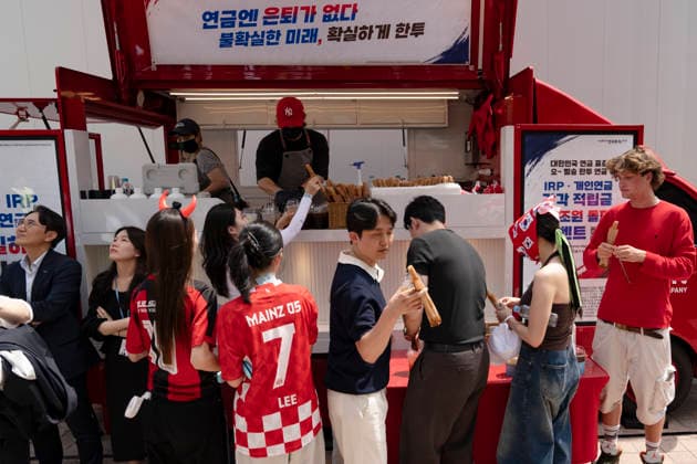 Hundreds Of South Korean Fans Cheer During World Cup Match Against Mexico South Korean football fans receive complimentary drinks and churros provided by Korea Investment & Securities during a public viewing event for the 2026 FIFA World Cup, WM, Weltmeisterschaft, Fussball North America Group A match between South Korea and Mexico at the plaza in front of the company s headquarters in Yeouido, Seoul, South Korea, on June 19, 2026. Seoul Seoul South Korea  Copyright: xChrisxJungx originalFilename:jung-hundreds260619_nplUA.jpg