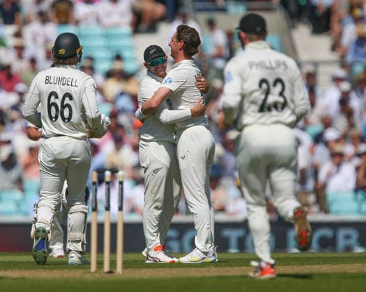LONDON, ENGLAND - JUNE 19: WICKET 235-7. Wicket taker Matt Henry of New Zealand (CR) congratulated after Jordan Cox of England is out caught during day 3 of the 2nd Rothesay Test Match between England and New Zealand at The Kia Oval on June 19, 2026 in London, England.  Copyright: xJayxPatel SPPx Sportspressphoto_SPR170677