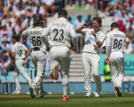 LONDON, ENGLAND - JUNE 19: WICKET 238-9. Players of New Zealand celebrate after Nathan Smith dismisses Josh Tongue of England to complete fifer during day 3 of the 2nd Rothesay Test Match between England and New Zealand at The Kia Oval on June 19, 2026 in London, England.  Copyright: xJayxPatel SPPx Sportspressphoto_SPR170694
