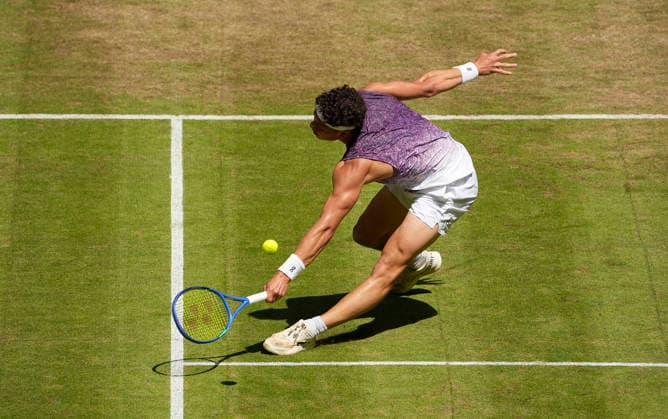 photo : Ben SHELTON (USA) stürzte und konnte trotz leichter Verletzung nach kurzer Pause weiter spielen Tennis-Turnier Terra Wortmann Cup im Gerry Weber Sportpark in Halle Westfalen - Viertelfinales - am Fr. 19.06.2026