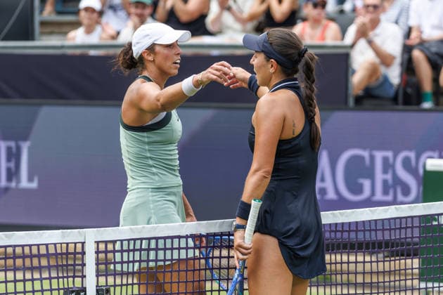 Berlin, 15.06.26, Tennis: VANDA Pharmaceuticals BERLIN TENNIS OPEN 2026 im Steffi-Graf-Stadion. Damen, Einzel. J. Pegula (USA) vs M. Keys (USA). Jessica Pegula bedankt sich bei Madison Keys. VANDA Pharmaceuticals BERLIN TENNIS OPEN 2026