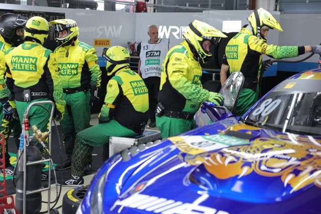 Pitlane, Detail, Maro Engel (D Mercedes-AMG Team Ravenol, 80), Mercedes-AMG GT3, Discussion of the mechanics in the box, DTM (German Touring Car Championship) - Round 3 - Free Practice, DEKRA Lausitzring on 19.06.2026. Brandenburg Deutschland Copyright: xx