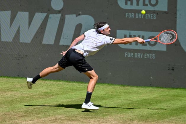 Taylor Fritz (USA) schlaegt mit der gestreckten Rueckhand TERRA WORTMANN Open 2026, Tennis, ATP, Tennis Herren Tennis Herren 500, Turnier, Hauptfeld, Viertelfinale, 19.06.2026, TERRA WORTMANN Open 2026, Tennis, ATP, Tennis Herren 500, Turnier, Hauptfeld, Viertelfinale, 19.06.2026 Halle