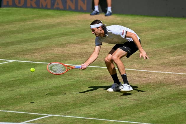 Taylor Fritz (USA) spielt einen Ball am Netz TERRA WORTMANN Open 2026, Tennis, ATP, Tennis Herren Tennis Herren 500, Turnier, Hauptfeld, Viertelfinale, 19.06.2026, TERRA WORTMANN Open 2026, Tennis, ATP, Tennis Herren 500, Turnier, Hauptfeld, Viertelfinale, 19.06.2026 Halle