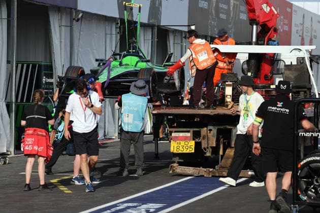 Sebastian Buemis Envision FE am Abschlepphacken nach seinem Ausfall im 1. freies Training, Sanya E-Prix, China, 19.06.2026, Hainan Insel, China, FIA Formel E Weltmeisterschaft Saison 12, Abladen vor der Box