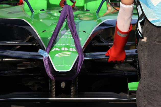 Sebastian Buemis Envision FE am Abschlepphacken gehalten von einer mit Gummihandschuhe eines Helfers, 1. freies Training, Sanya E-Prix, China, 19.06.2026, Hainan Insel, China, FIA Formel E Weltmeisterschaft Saison 12,