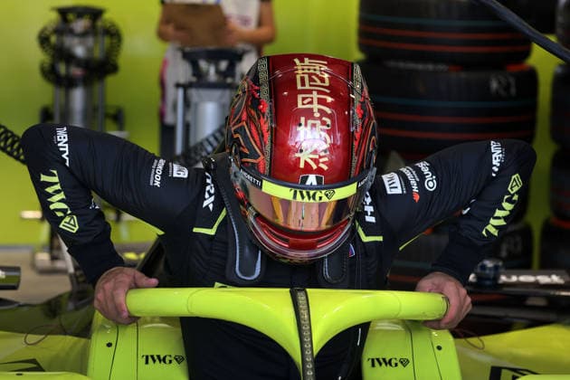 Jake Dennis (GBR) Andretti mit einem speziellen Helmdesgin steigt in sein FE Gen3 Evo Rennwagen ein, 1. freies Training, Sanya E-Prix, China, 19.06.2026, Hainan Insel, China, FIA Formel E Weltmeisterschaft Saison 12,