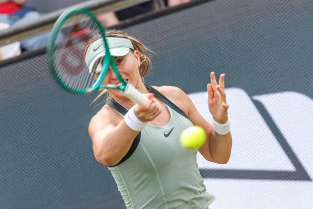 Berlin, 15.06.26, Tennis: VANDA Pharmaceuticals BERLIN TENNIS OPEN 2026 im Steffi-Graf-Stadion. Damen, Einzel. L. Noskova (CZE) vs WC P. Badosa (ESP) Paula Badosa retourniert einen Ball. VANDA Pharmaceuticals BERLIN TENNIS OPEN 2026
