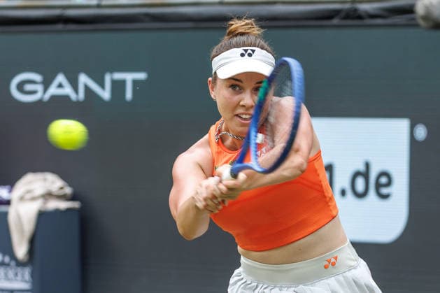 Berlin, 15.06.26, Tennis: VANDA Pharmaceuticals BERLIN TENNIS OPEN 2026 im Steffi-Graf-Stadion. Damen, Einzel. L. Noskova (CZE) vs WC P. Badosa (ESP) Linda Noskova retourniert einen Ball. VANDA Pharmaceuticals BERLIN TENNIS OPEN 2026