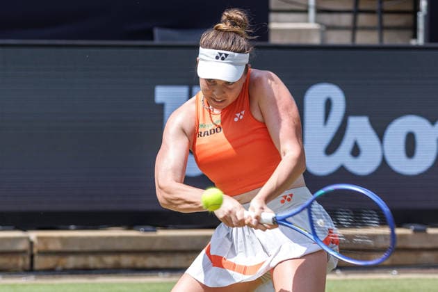 Berlin, 15.06.26, Tennis: VANDA Pharmaceuticals BERLIN TENNIS OPEN 2026 im Steffi-Graf-Stadion. Damen, Einzel. L. Noskova (CZE) vs WC P. Badosa (ESP) Linda Noskova retourniert einen Ball. VANDA Pharmaceuticals BERLIN TENNIS OPEN 2026