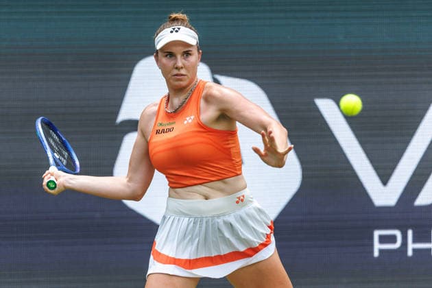Berlin, 15.06.26, Tennis: VANDA Pharmaceuticals BERLIN TENNIS OPEN 2026 im Steffi-Graf-Stadion. Damen, Einzel. L. Noskova (CZE) vs WC P. Badosa (ESP) Linda Noskova retourniert einen Ball. VANDA Pharmaceuticals BERLIN TENNIS OPEN 2026
