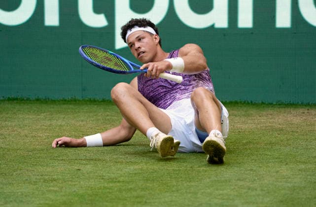 photo : Ben SHELTON (USA) verliert sein Match in 3 Sätzen gegen Fritz und liegt hier enttäuscht am Boden Tennis-Turnier Terra Wortmann Cup im Gerry Weber Sportpark in Halle Westfalen - Viertelfinales - am Fr. 19.06.2026