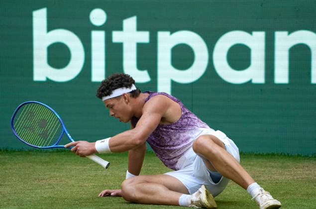 photo : Ben SHELTON (USA) verliert sein Match in 3 Sätzen gegen Fritz und liegt hier enttäuscht am Boden Tennis-Turnier Terra Wortmann Cup im Gerry Weber Sportpark in Halle Westfalen - Viertelfinales - am Fr. 19.06.2026
