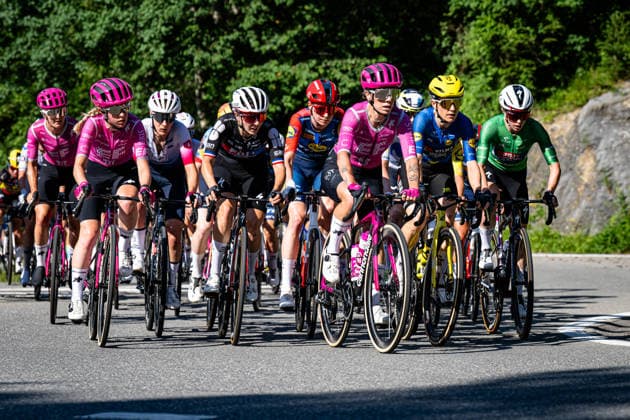 Peloton: Tour de Suisse - Women 2026 - 3. Stage Peloton Querformat - quer - horizontal - Landscape - Event Veranstaltung: Tour de Suisse - 3. Stage - Elite Women - Category Kategorie: Cycling - Road cycling, Rad, Radsport, Strasse - Cycling Tour - Elite Women - WWT - Location Ort: Europe Switzerland - Start & Finish: Bad Ragaz - Discipline: Road Race ( RR ) - Cycling Tour - Distance: 120,8 km - Date Datum: 19.06.2026 Friday -