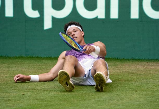 photo : Ben SHELTON (USA) verliert sein Match in 3 Sätzen gegen Fritz und liegt hier enttäuscht am Boden Tennis-Turnier Terra Wortmann Cup im Gerry Weber Sportpark in Halle Westfalen - Viertelfinales - am Fr. 19.06.2026