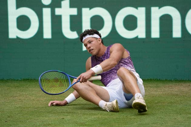 photo : Ben SHELTON (USA) verliert sein Match in 3 Sätzen gegen Fritz und liegt hier enttäuscht am Boden Tennis-Turnier Terra Wortmann Cup im Gerry Weber Sportpark in Halle Westfalen - Viertelfinales - am Fr. 19.06.2026