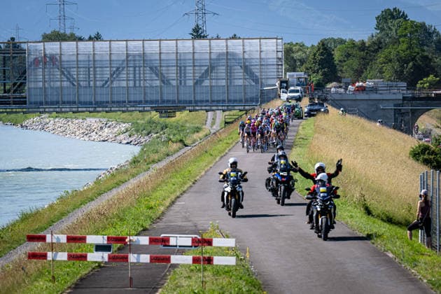 Peloton: Tour de Suisse - Women 2026 - 3. Stage Peloton Querformat - quer - horizontal - Landscape - Event Veranstaltung: Tour de Suisse - 3. Stage - Elite Women - Category Kategorie: Cycling - Road cycling, Rad, Radsport, Strasse - Cycling Tour - Elite Women - WWT - Location Ort: Europe Switzerland - Start & Finish: Bad Ragaz - Discipline: Road Race ( RR ) - Cycling Tour - Distance: 120,8 km - Date Datum: 19.06.2026 Friday -