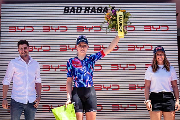 BÄCKSTEDT Zoe: Tour de Suisse - Women 2026 - 3. Stage BÄCKSTEDT Zoe ( GBR ) CANYON SRAM Stage Winner - Award Ceremony Medal Ceremony Podium - Querformat - quer - horizontal - Landscape - Event Veranstaltung: Tour de Suisse - 3. Stage - Elite Women - Category Kategorie: Cycling - Road cycling, Rad, Radsport, Strasse - Cycling Tour - Elite Women - WWT - Location Ort: Europe Switzerland - Start & Finish: Bad Ragaz - Discipline: Road Race ( RR ) - Cycling Tour - Distance: 120,8 km - Date Datum: 19.06.2026 Friday -