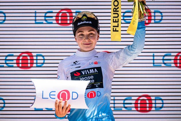 VAN DAM Sarah: Tour de Suisse - Women 2026 - 3. Stage VAN DAM Sarah ( CAN ) Team Visma Lease a Bike Best Youngest Rider - Award Ceremony Medal Ceremony Podium - Querformat - quer - horizontal - Landscape - Event Veranstaltung: Tour de Suisse - 3. Stage - Elite Women - Category Kategorie: Cycling - Road cycling, Rad, Radsport, Strasse - Cycling Tour - Elite Women - WWT - Location Ort: Europe Switzerland - Start & Finish: Bad Ragaz - Discipline: Road Race ( RR ) - Cycling Tour - Distance: 120,8 km - Date Datum: 19.06.2026 Friday -