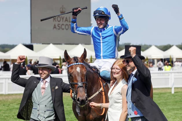 19.06.2026, Ascot, Windsor, GBR - Venetian Sun with Clifford Lee up and connection after winning the Commonwealth Cup. Ascot racecourse. (Pferd, Jockey, Venetian Sun, Lee, Sieg) 260619D526ROYAL_ASCOT.JPG *** June 19, 2026, Ascot, Windsor, GBR