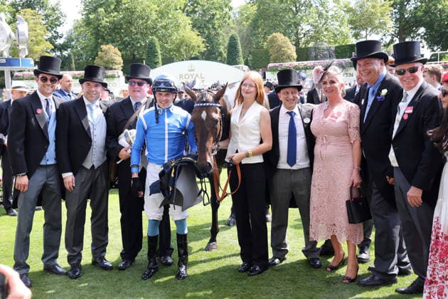 19.06.2026, Ascot, Windsor, GBR - Venetian Sun with Clifford Lee and connection after winning the Commonwealth Cup. Ascot racecourse. (Pferd, Jockey, Venetian Sun, Lee, Sieg) 260619D530ROYAL_ASCOT.JPG *** June 19, 2026, Ascot, Windsor, GBR