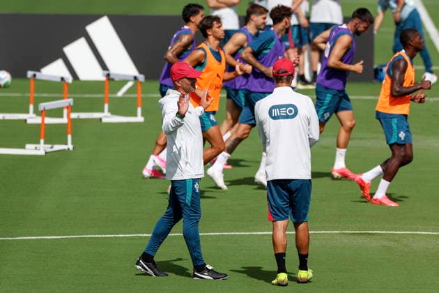 FIFA World Cup, WM, Weltmeisterschaft, Fussball 2026 - Portugal training session Portugal head coach Roberto Martinez (L) attends a training session of the national team, Nationalteam within the scope of the FIFA World Cup 2026, in Palm Beach, Florida, USA, 19 June 2026. Palm Beach Florida United States  Copyright: xMIGUELxA.xLOPESx