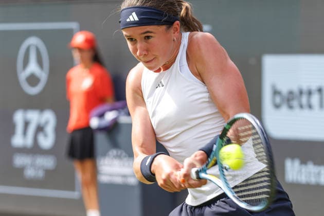 Berlin, 15.06.26, Tennis: VANDA Pharmaceuticals BERLIN TENNIS OPEN 2026 im Steffi-Graf-Stadion. Damen, Einzel. A. Sabalenka - N. Bartunkova (CZE). Nikola Bartunkova retourniert einen Ball. VANDA Pharmaceuticals BERLIN TENNIS OPEN 2026