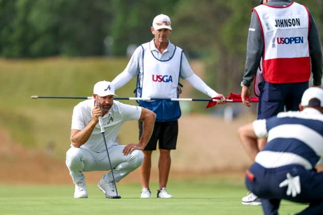 US Open Golf Championship - Round 2 Dustin Johnson (back left) of the US prepares to putt during the second round of the 2026 US Open golf tournament at the Shinnecock Hills Golf Club in Southampton, New York, USA, 19 June 2026. SOUTHAMPTON NEW YORK UNITED STATES  Copyright: xSARAHxYENESELx
