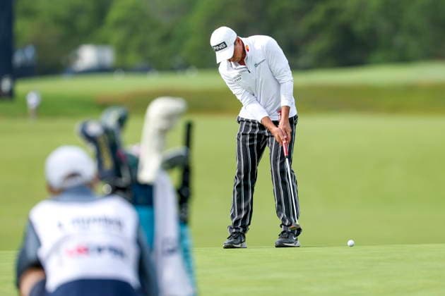 US Open Golf Championship - Round 2 Viktor Hovland (back) of Norway putts during the second round of the 2026 US Open golf tournament at the Shinnecock Hills Golf Club in Southampton, New York, USA, 19 June 2026. SOUTHAMPTON NEW YORK UNITED STATES  Copyright: xSARAHxYENESELx