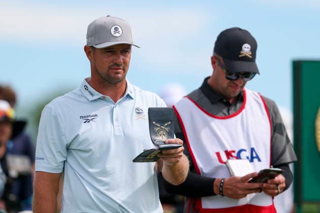 US Open Golf Championship - Round 2 Bryson DeChambeau (L) of the US prepares to tee off during the second round of the 2026 US Open golf tournament at the Shinnecock Hills Golf Club in Southampton, New York, USA, 19 June 2026. SOUTHAMPTON NEW YORK UNITED STATES  Copyright: xSARAHxYENESELx