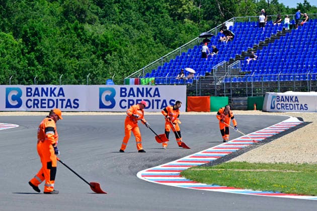 Czech Republic motorcycle Grand Prix, MotoGP World Championship, WM, Weltmeisterschaft practice, in Brno, Czech Republic, on June 19, 2026. Workers clear small stones from the track following an accident. (CTKxPhoto VaclavxSalek) CTKPhotoP2026061907005  CTKPhotoP2026061907005