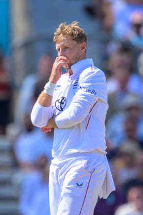 LONDON, ENGLAND JUNE 19 - Joe Root of England reacts to a close chance during Day Three of the 2nd Rothesay Test Match game between England and New Zealand at Kia Oval on June 19, 2026 in London , England . (Photo by Keeran Marquis Sports Press Photo)  Copyright: xKeeranxMarquis SPPx Sportspressphoto_SPR170884
