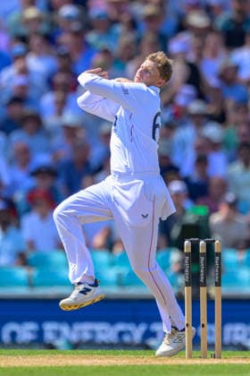 LONDON, ENGLAND JUNE 19 - Joe Root of England in bowling action during Day Three of the 2nd Rothesay Test Match game between England and New Zealand at Kia Oval on June 19, 2026 in London , England . (Photo by Keeran Marquis Sports Press Photo)  Copyright: xKeeranxMarquis SPPx Sportspressphoto_SPR170885