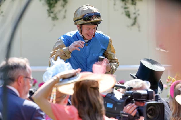 19.06.2026, Ascot, Windsor, GBR - Jockey James McDonald in the crowd after winning the Duke Of Edinburgh Stakes. Ascot racecourse. (Jockey, McDonald, Zuschauer, Besucher, Publikum) 260619D539ROYAL_ASCOT.JPG *** June 19, 2026, Ascot, Windsor, GBR Jockey James McDonald in the crowd after winning the Duke of Edinburgh Stakes at Ascot Racecourse Jockey, McDonald, spectators, visitors, audience 260619D539ROYAL ASCOT JPG,detected_source_language