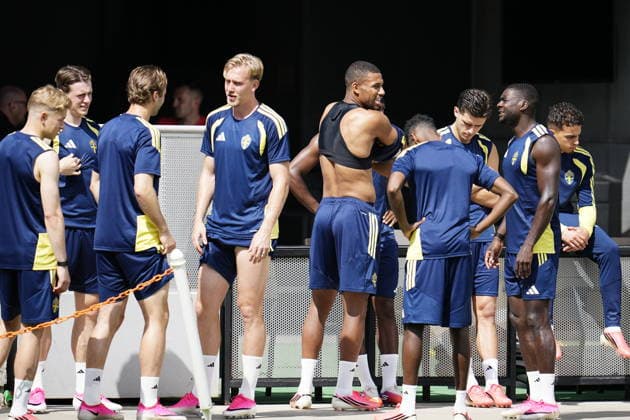 HOUSTON, USA 20260619 Herman Johansson och Isak Hien inför herrlandslagets träning under fredagen pa Houston Dash & Dynamo Stadium inför gruppspelsmatchen mot Nederländerna i fotbolls-VM.