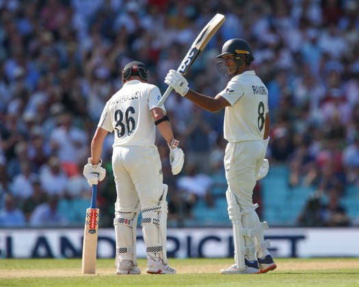 LONDON, ENGLAND - JUNE 19: FIFTY. Rachin Ravindra of New Zealand (R) raises bat after reaching fifty (50) runs during day 3 of the 2nd Rothesay Test Match between England and New Zealand at The Kia Oval on June 19, 2026 in London, England.  Copyright: xJayxPatel SPPx Sportspressphoto_SPR170896