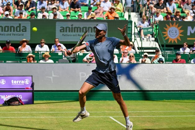 Raphael Collignon (BEL) spielt einen Ball am Netz in der Luft TERRA WORTMANN Open 2026, Tennis, ATP, Tennis Herren Tennis Herren 500, Turnier, Hauptfeld, Viertelfinale, 19.06.2026, TERRA WORTMANN Open 2026, Tennis, ATP, Tennis Herren 500, Turnier, Hauptfeld, Viertelfinale, 19.06.2026 Halle
