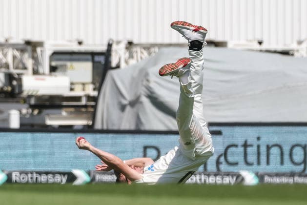 England v New Zealand - 2nd Rothesay Test Match: Day Three Nathan Smith of New Zealand catches out Josh Tongue of England during the 2nd Rothesay Test Match Day 3 between England and New Zealand at The Kia Oval in London, United Kingdom, on June 19, 2026. London London United Kingdom  Copyright: xNewsxImagesx originalFilename:cosgrove-2ndrothe260619_np4Jb.jpg
