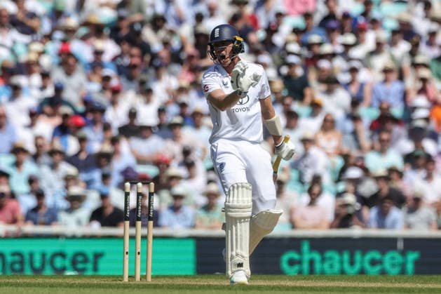 England v New Zealand - 2nd Rothesay Test Match: Day Three Matthew Fisher of England calls no run during the 2nd Rothesay Test Match Day 3 between England and New Zealand at The Kia Oval in London, United Kingdom, on June 19, 2026. London London United Kingdom  Copyright: xNewsxImagesx originalFilename:cosgrove-2ndrothe260619_npr2i.jpg