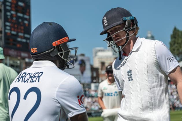England v New Zealand - 2nd Rothesay Test Match: Day Three Jofra Archer of England and Jordan Cox of England head out to bat during the 2nd Rothesay Test Match Day 3, England vs New Zealand, at The Kia Oval in London, United Kingdom, on June 19, 2026. London London United Kingdom  Copyright: xNewsxImagesx originalFilename:cosgrove-2ndrothe260619_np3II.jpg