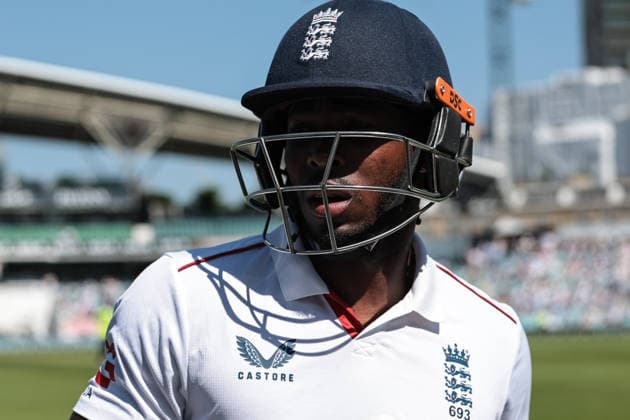 England v New Zealand - 2nd Rothesay Test Match: Day Three Jofra Archer of England prepares to bat during the 2nd Rothesay Test Match Day 3 between England and New Zealand at The Kia Oval in London, United Kingdom, on June 19, 2026. London London United Kingdom  Copyright: xNewsxImagesx originalFilename:cosgrove-2ndrothe260619_np8u1.jpg