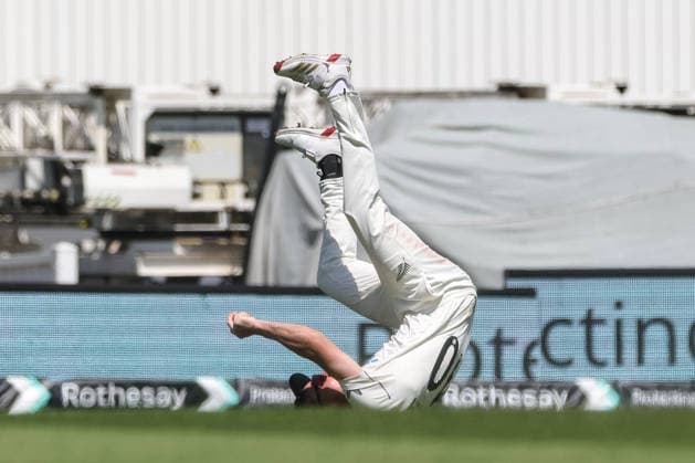 England v New Zealand - 2nd Rothesay Test Match: Day Three Nathan Smith of New Zealand catches out Josh Tongue of England during the 2nd Rothesay Test Match Day 3 between England and New Zealand at The Kia Oval in London, United Kingdom, on June 19, 2026. London London United Kingdom  Copyright: xNewsxImagesx originalFilename:cosgrove-2ndrothe260619_nphZ6.jpg