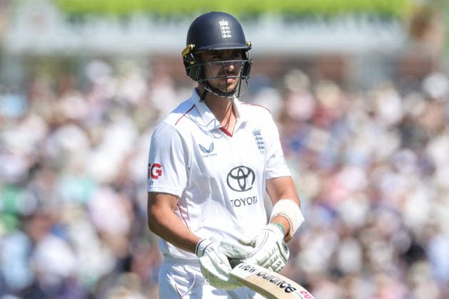 England v New Zealand - 2nd Rothesay Test Match: Day Three Josh Tongue of England leaves the field of play after being dismissed during the 2nd Rothesay Test Match Day 3 between England and New Zealand at The Kia Oval in London, United Kingdom, on June 19, 2026. London London United Kingdom  Copyright: xNewsxImagesx originalFilename:cosgrove-2ndrothe260619_npyOM.jpg