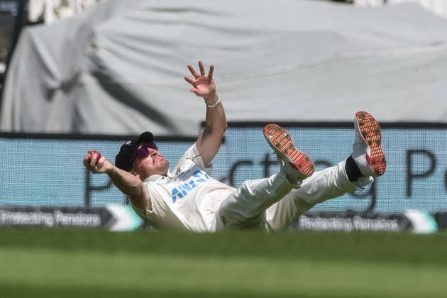 England v New Zealand - 2nd Rothesay Test Match: Day Three Nathan Smith of New Zealand catches out Josh Tongue of England during the 2nd Rothesay Test Match Day 3 between England and New Zealand at The Kia Oval in London, United Kingdom, on June 19, 2026. London London United Kingdom  Copyright: xNewsxImagesx originalFilename:cosgrove-2ndrothe260619_npPSz.jpg
