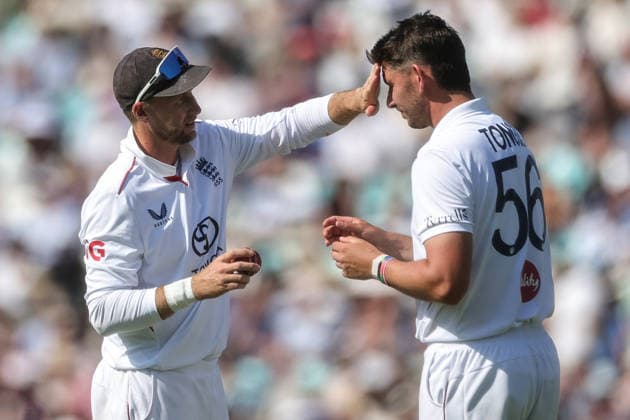 2nd Rothesay Test Match Day 3 England v New Zealand England captain Joe Root wipes the forehead of Josh Tongue as they inspect the ball during the 2nd Rothesay Test Match Day 3 match England vs New Zealand at The Kia Oval, London, United Kingdom on 19 June 2026 (Photo by Mark Cosgrove News Images) London The Kia Oval London United Kingdom Copyright: xMarkxCosgrove NewsxImagesx