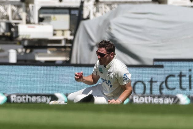 England v New Zealand - 2nd Rothesay Test Match: Day Three Nathan Smith of New Zealand catches out Josh Tongue of England during the 2nd Rothesay Test Match Day 3 between England and New Zealand at The Kia Oval in London, United Kingdom, on June 19, 2026. London London United Kingdom  Copyright: xNewsxImagesx originalFilename:cosgrove-2ndrothe260619_npos1.jpg