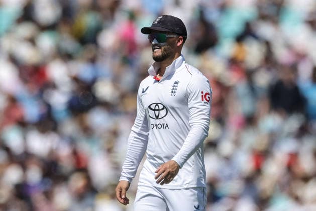 England v New Zealand - 2nd Rothesay Test Match: Day Three Ben Duckett of England wears sun protection during the second Rothesay Test Match Day 3 between England and New Zealand at The Kia Oval in London, United Kingdom, on June 19, 2026. London London United Kingdom  Copyright: xNewsxImagesx originalFilename:cosgrove-2ndrothe260619_npeTH.jpg