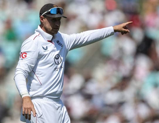 England v New Zealand - 2nd Rothesay Test Match: Day Three England captain Joe Root gives instructions to his teammate during the 2nd Rothesay Test Match Day 3 between England and New Zealand at The Kia Oval in London, United Kingdom, on June 19, 2026. London London United Kingdom  Copyright: xNewsxImagesx originalFilename:cosgrove-2ndrothe260619_npYAy.jpg