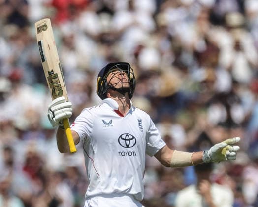England v New Zealand - 2nd Rothesay Test Match: Day Three Matthew Fisher of England celebrates a half-century during the second Rothesay Test Match, Day 3, between England and New Zealand at The Kia Oval in London, United Kingdom, on June 19, 2026. London London United Kingdom  Copyright: xNewsxImagesx originalFilename:cosgrove-2ndrothe260619_npmor.jpg